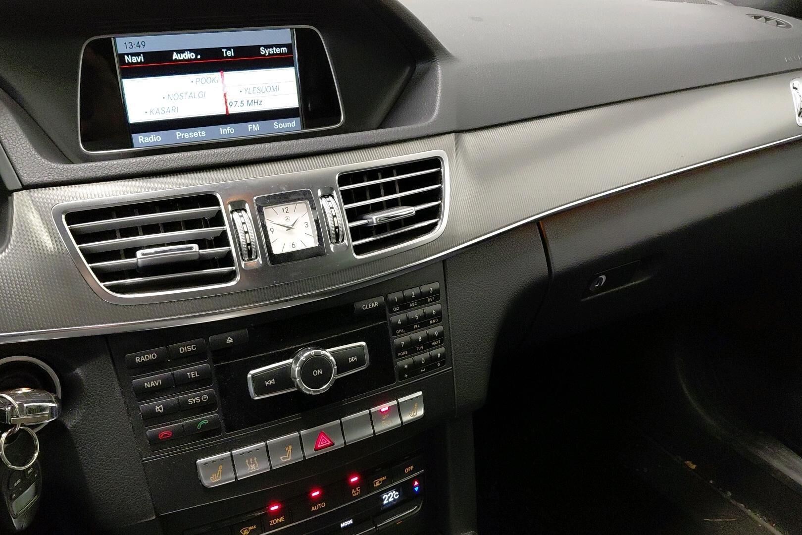 Mercedes-Benz E iso kuva 41