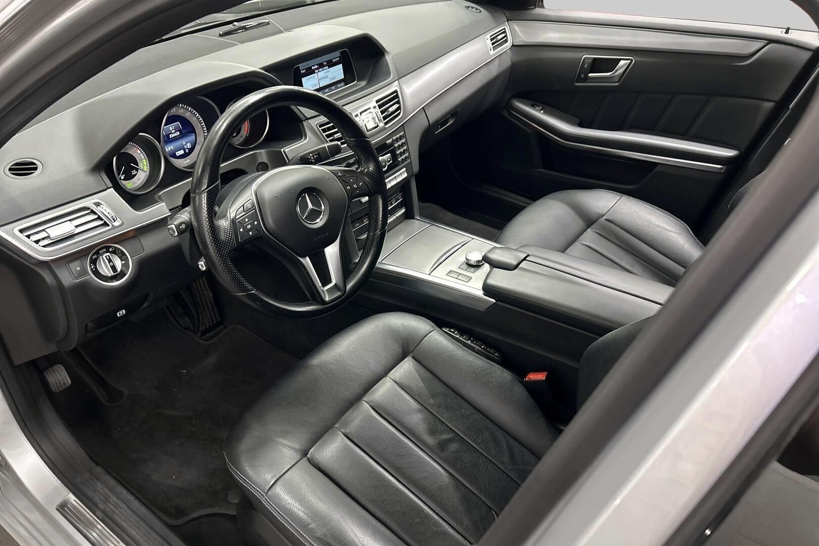 Mercedes-Benz E iso kuva 22