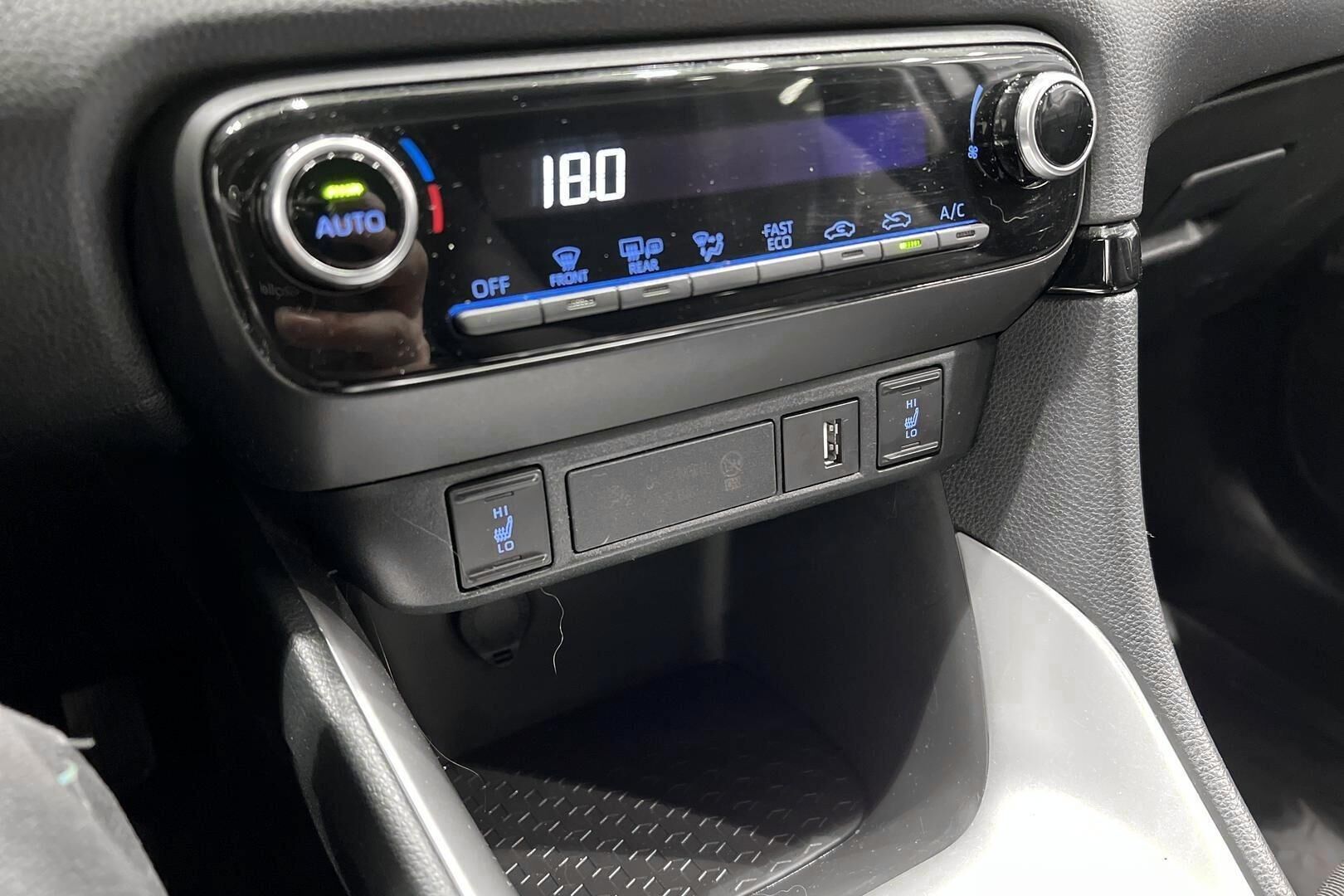 Toyota Yaris iso kuva 18