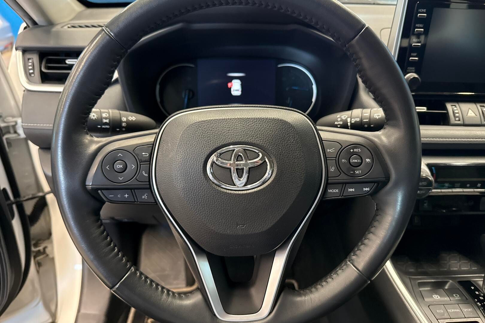 Toyota RAV4 iso kuva 6