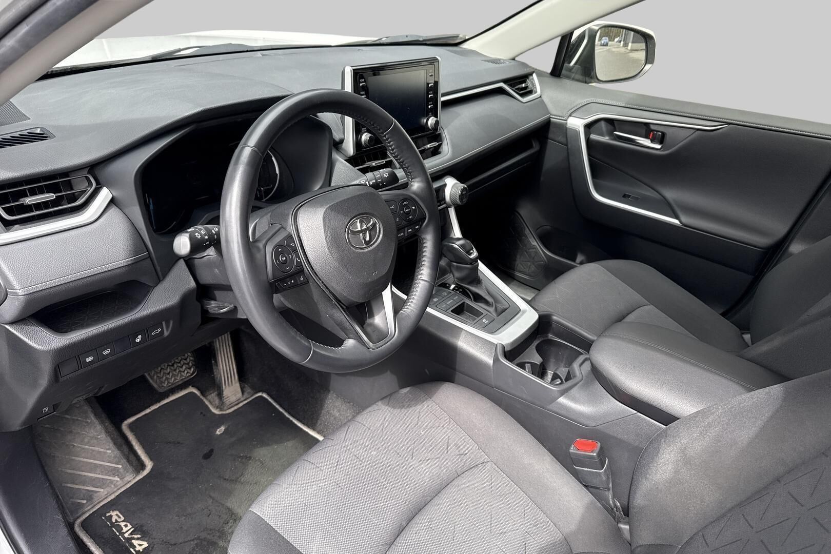 Toyota RAV4 iso kuva 2
