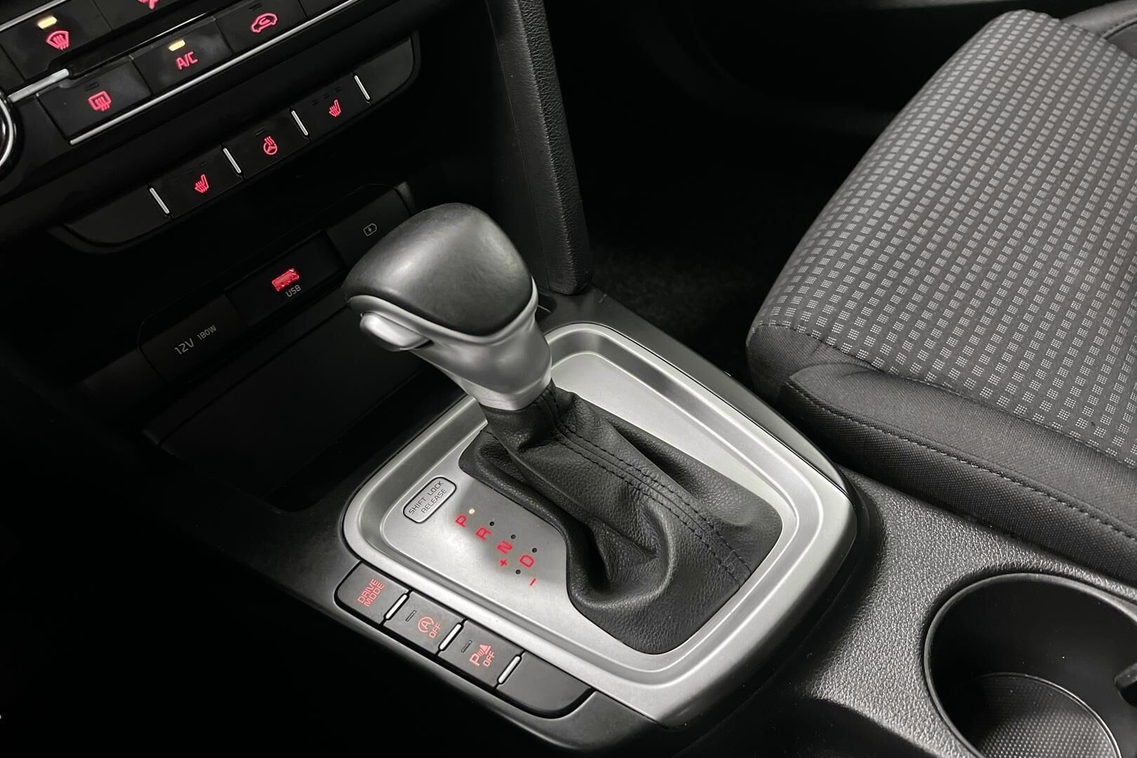 Kia Ceed iso kuva 16