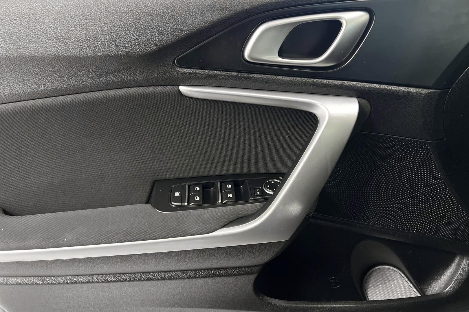 Kia Ceed iso kuva 20