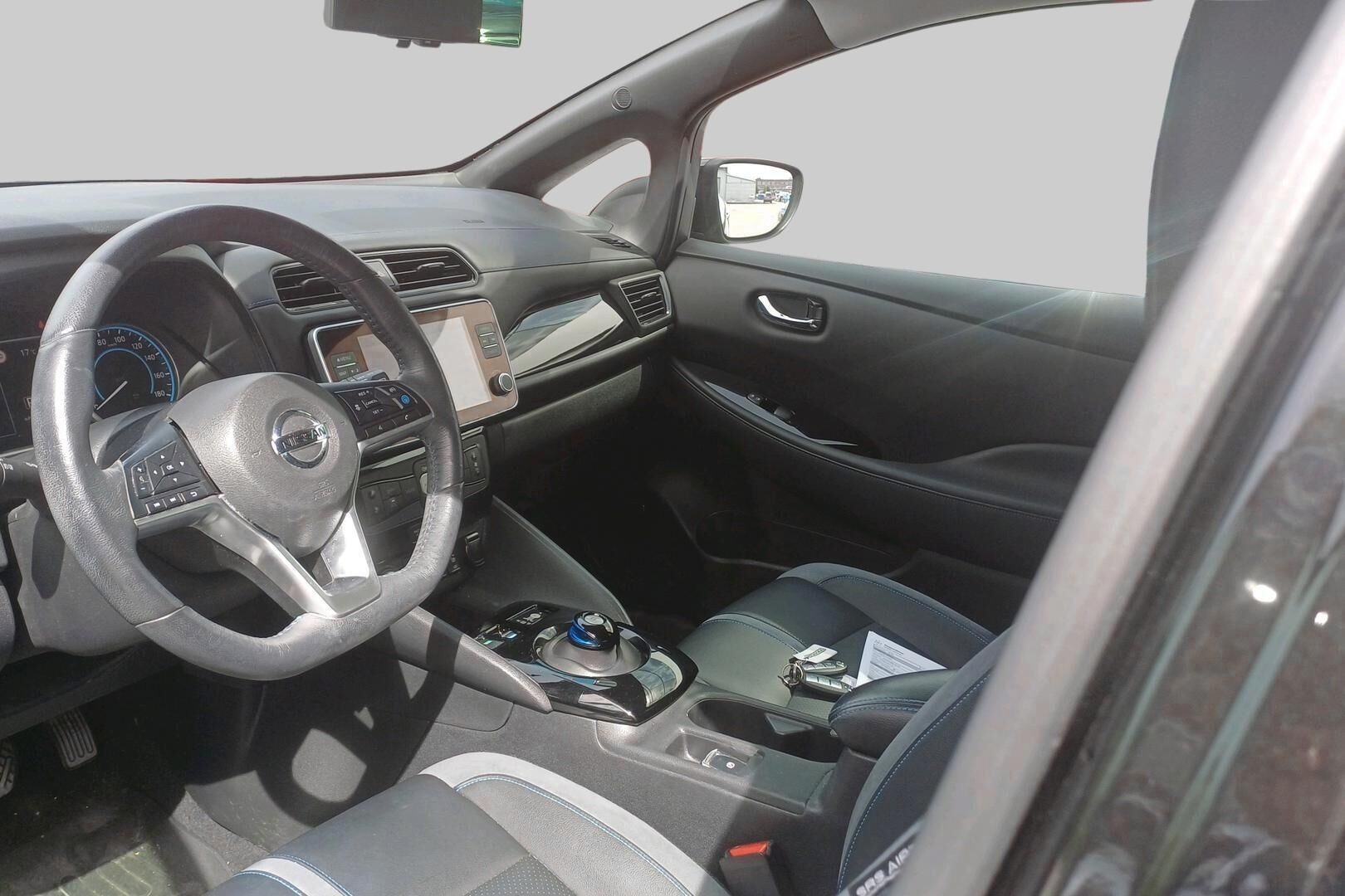 Nissan Leaf iso kuva 2