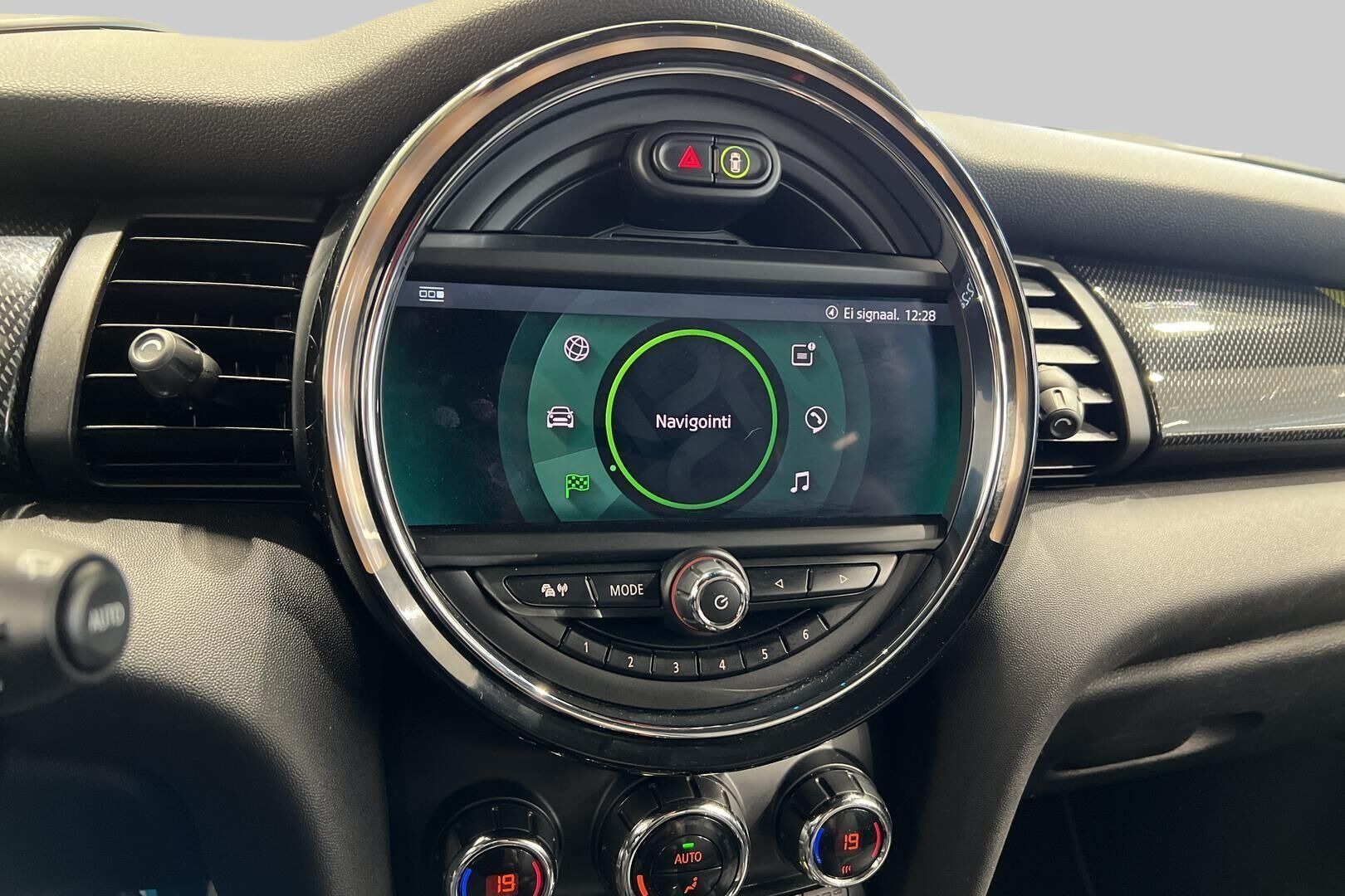 MINI COOPER SE iso kuva 11