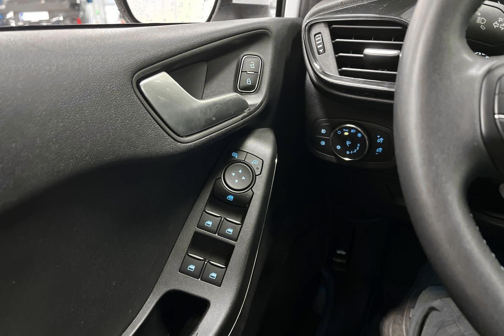 Ford Fiesta iso kuva 20