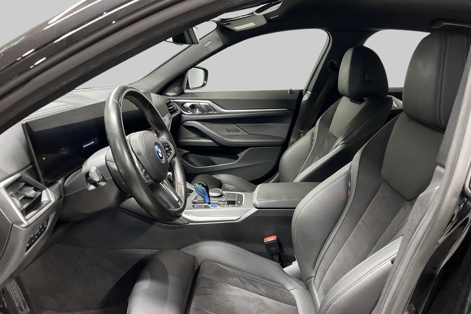 BMW i4 iso kuva 9