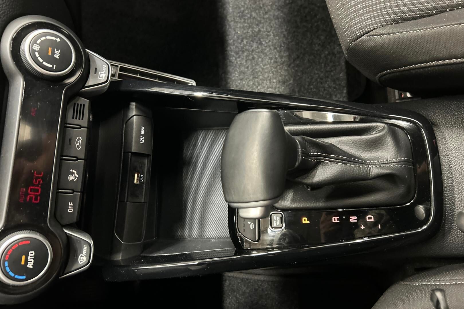 Kia Stonic iso kuva 18