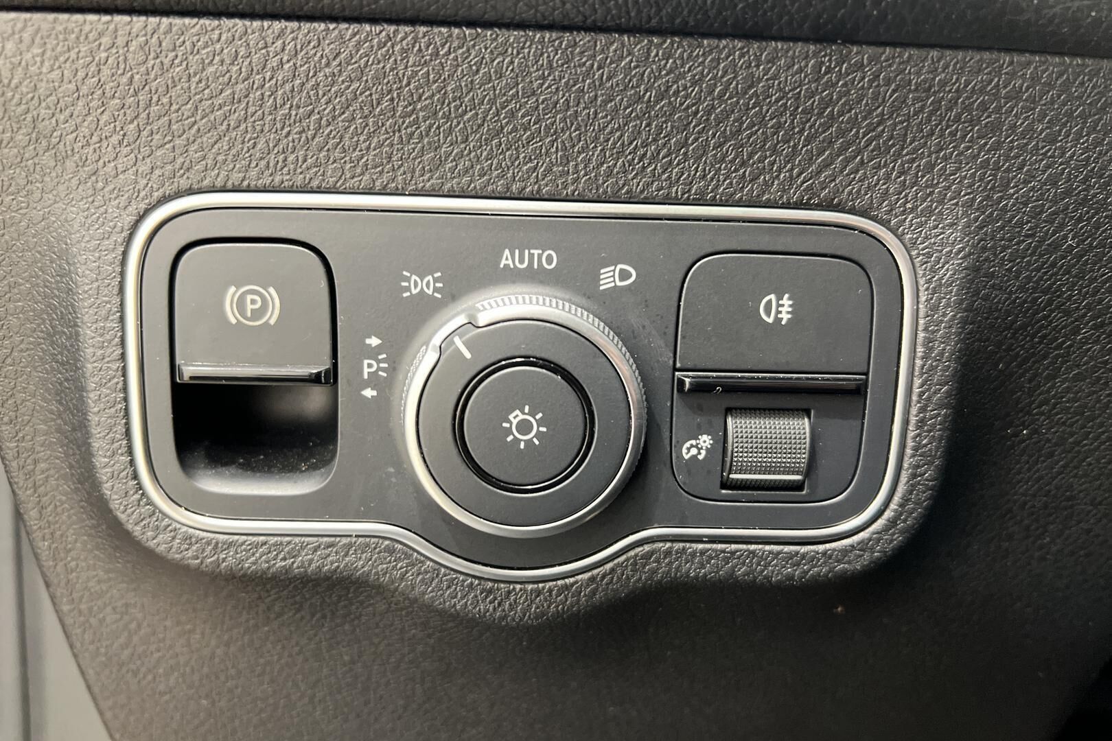 Mercedes-Benz EQB iso kuva 27