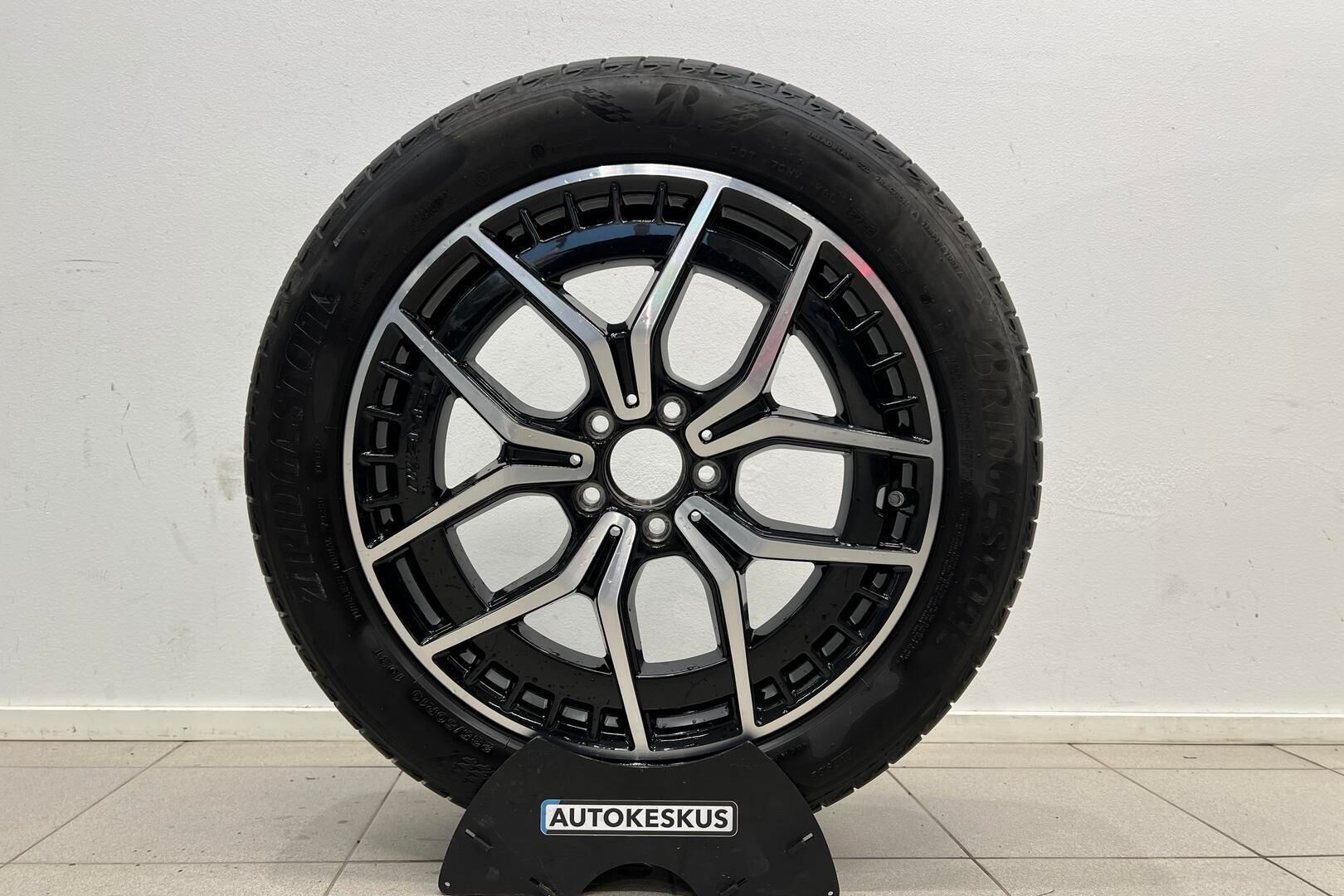 Mercedes-Benz EQB iso kuva 32