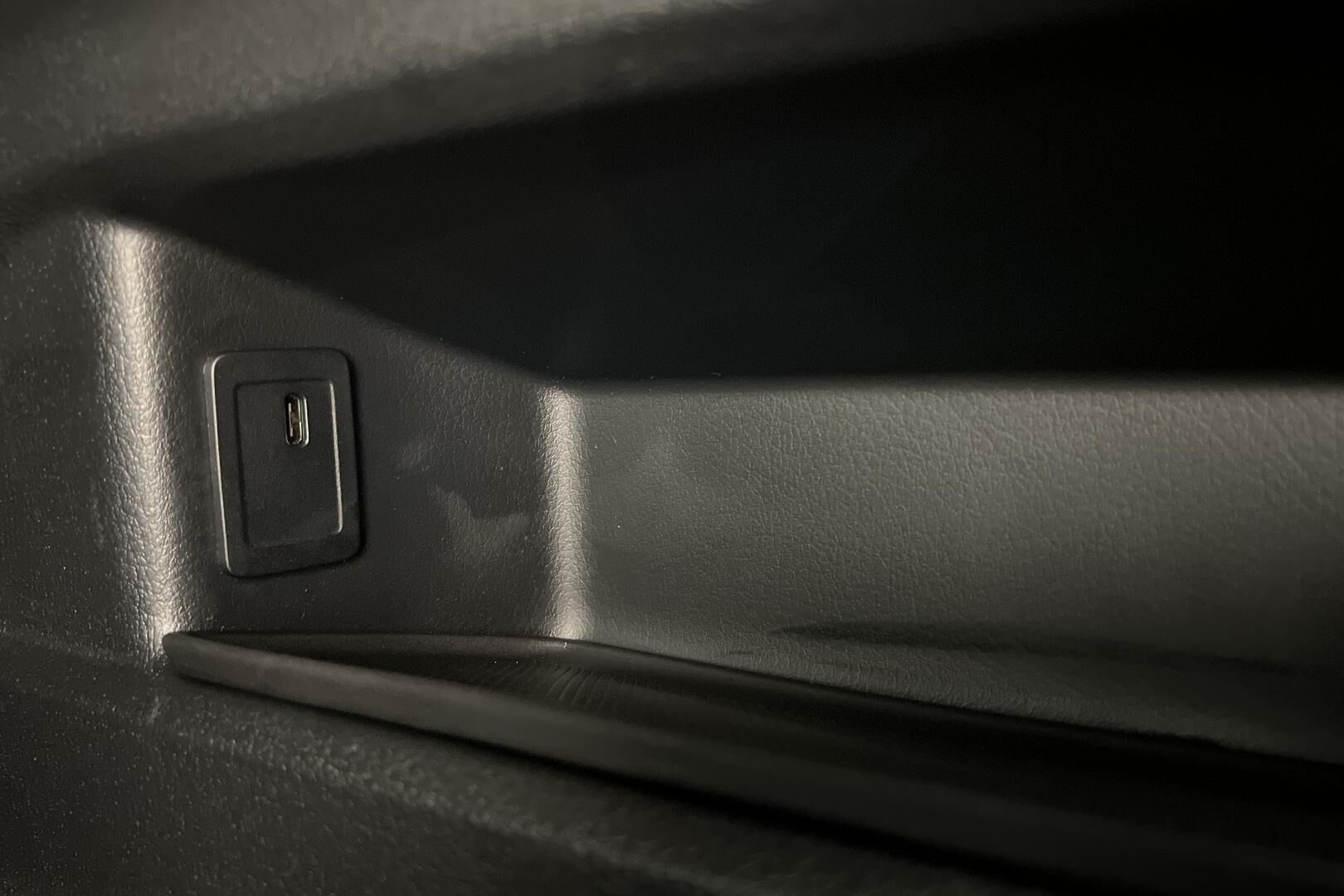 Mercedes-Benz EQB iso kuva 33