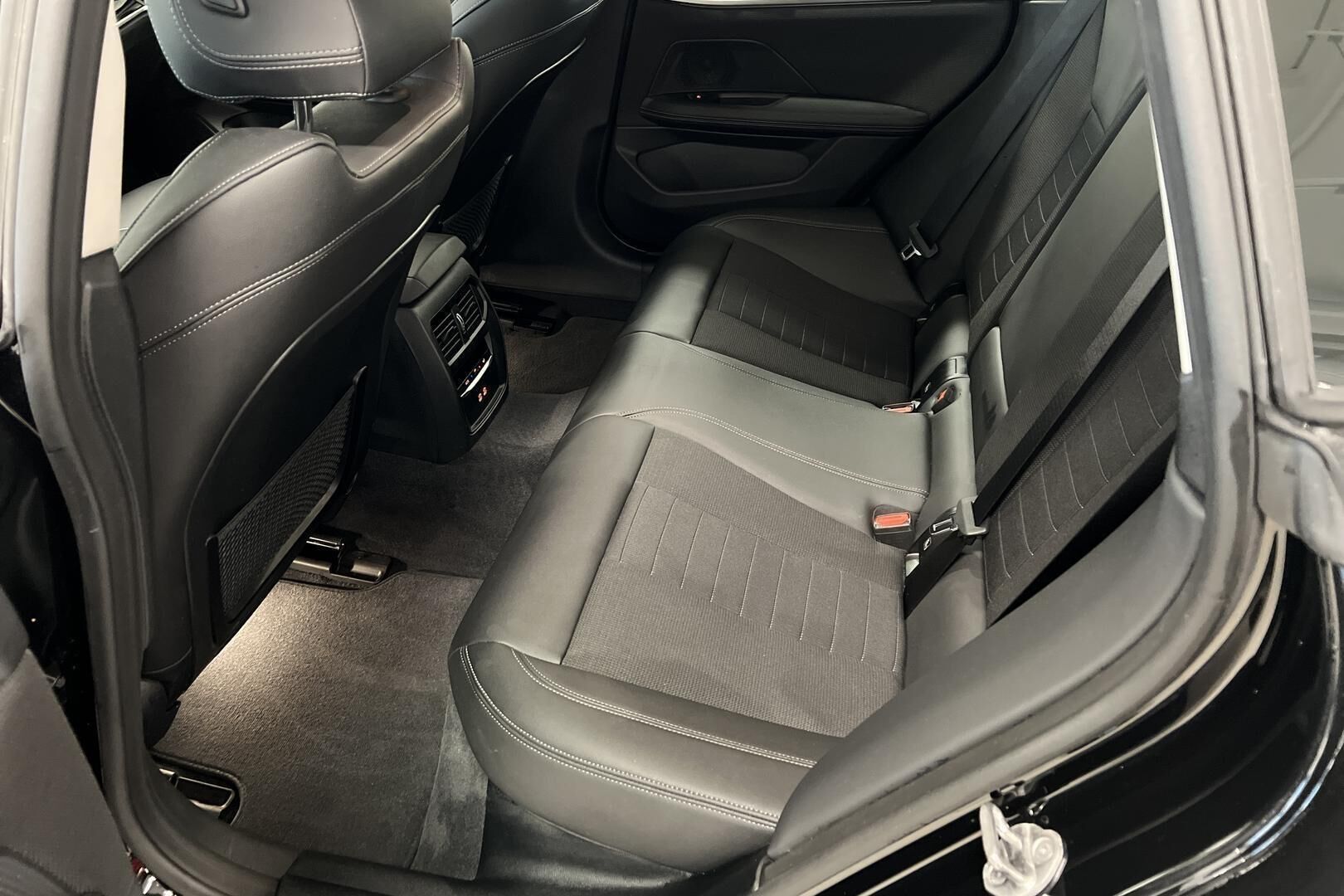 BMW i4 iso kuva 7