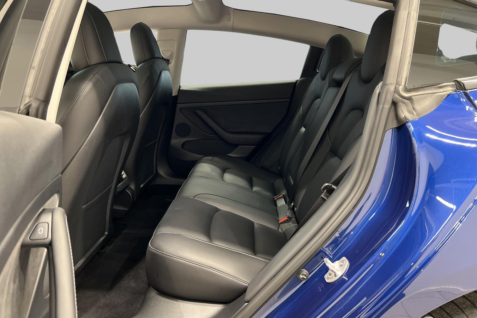 Tesla Model 3 iso kuva 10