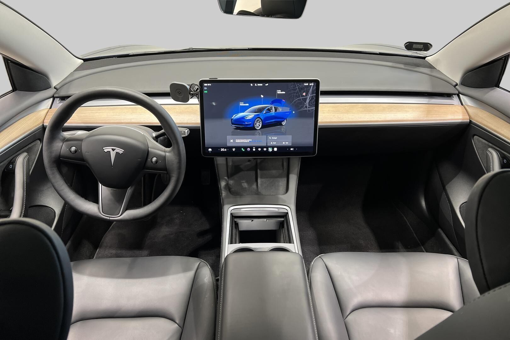 Tesla Model 3 iso kuva 11