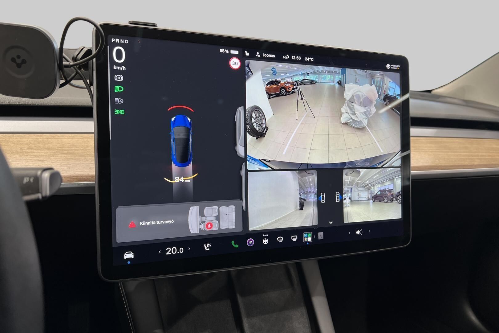 Tesla Model 3 iso kuva 15
