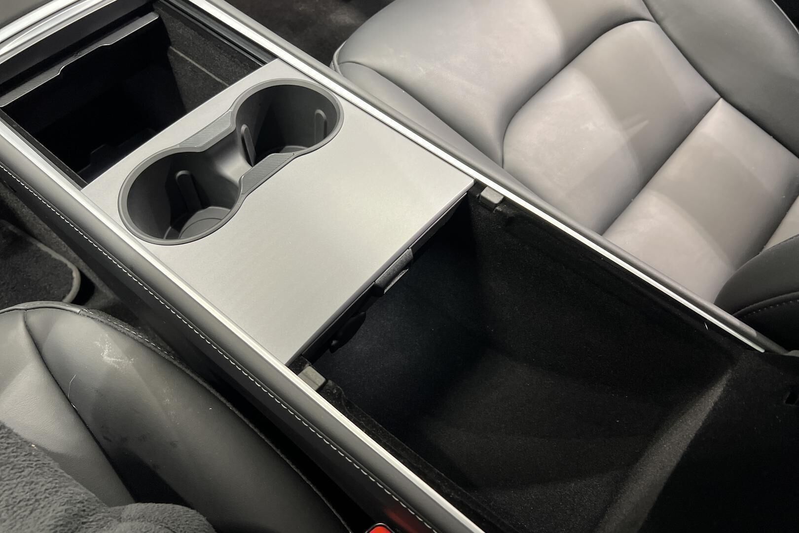 Tesla Model 3 iso kuva 24