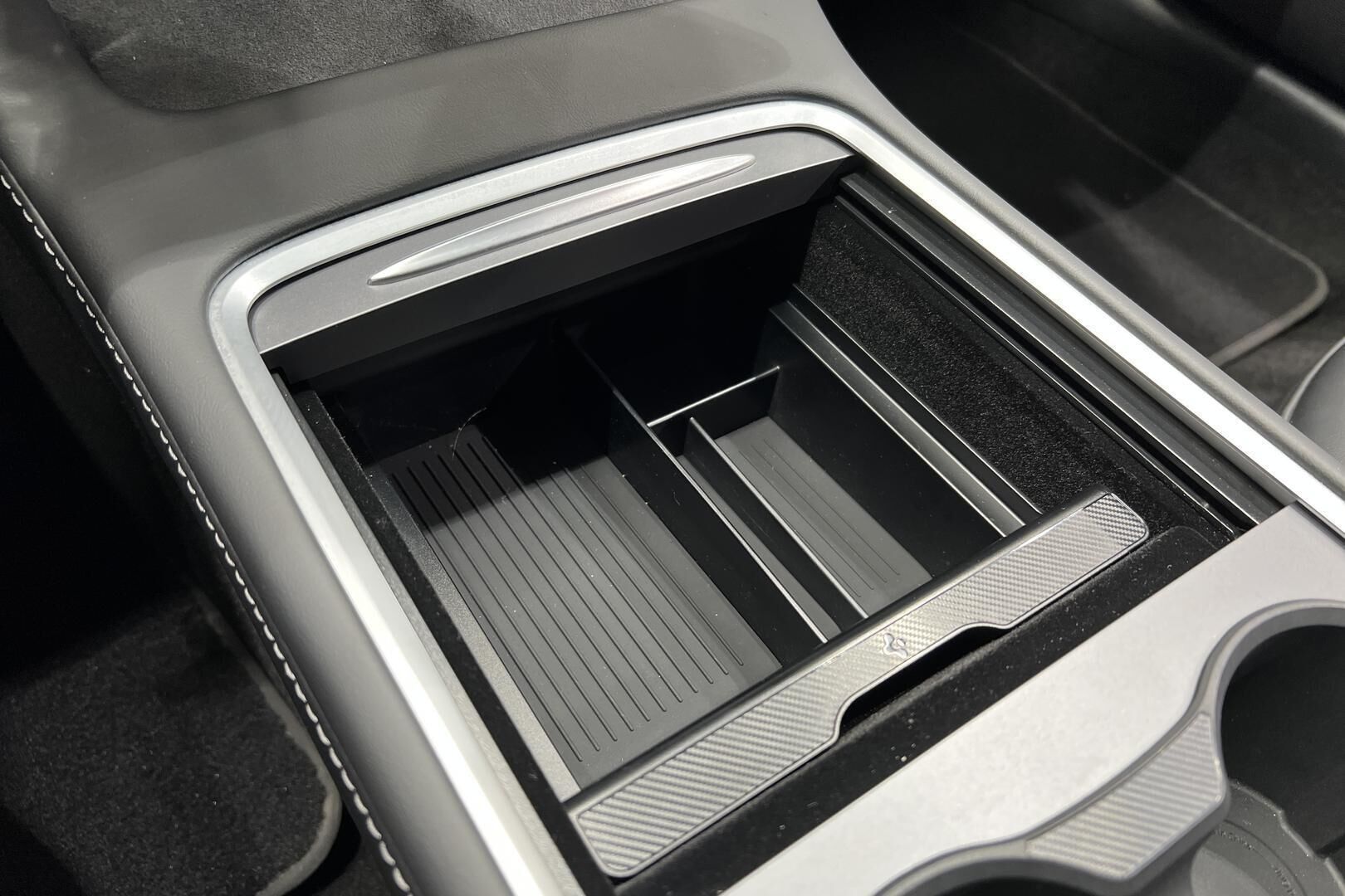 Tesla Model 3 iso kuva 25