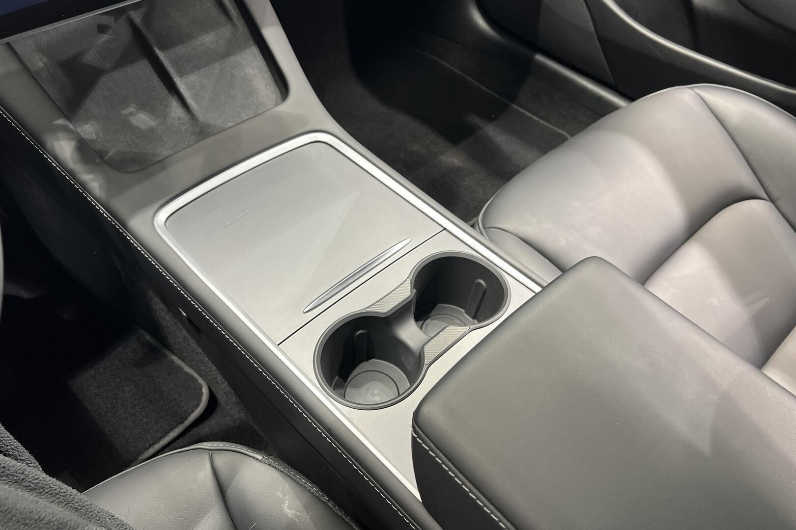 Tesla Model 3 iso kuva 26