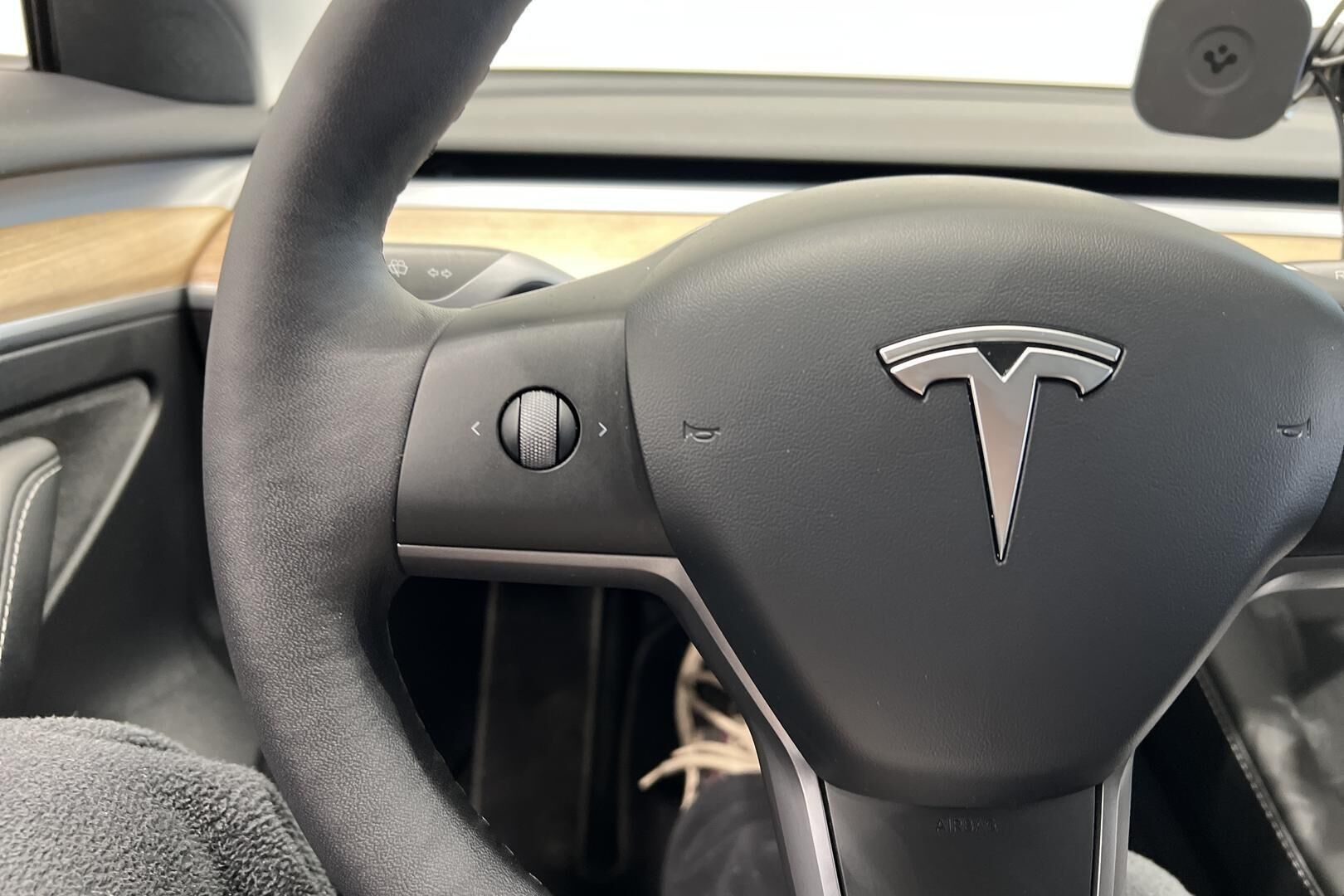 Tesla Model 3 iso kuva 29