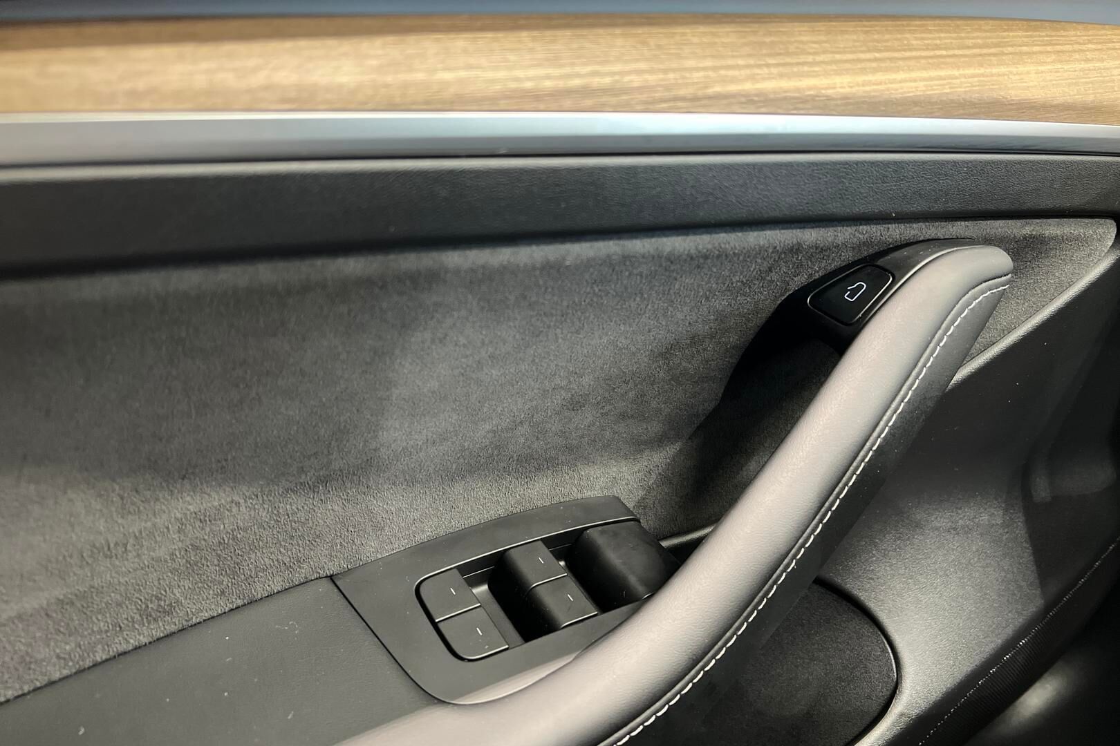 Tesla Model 3 iso kuva 30