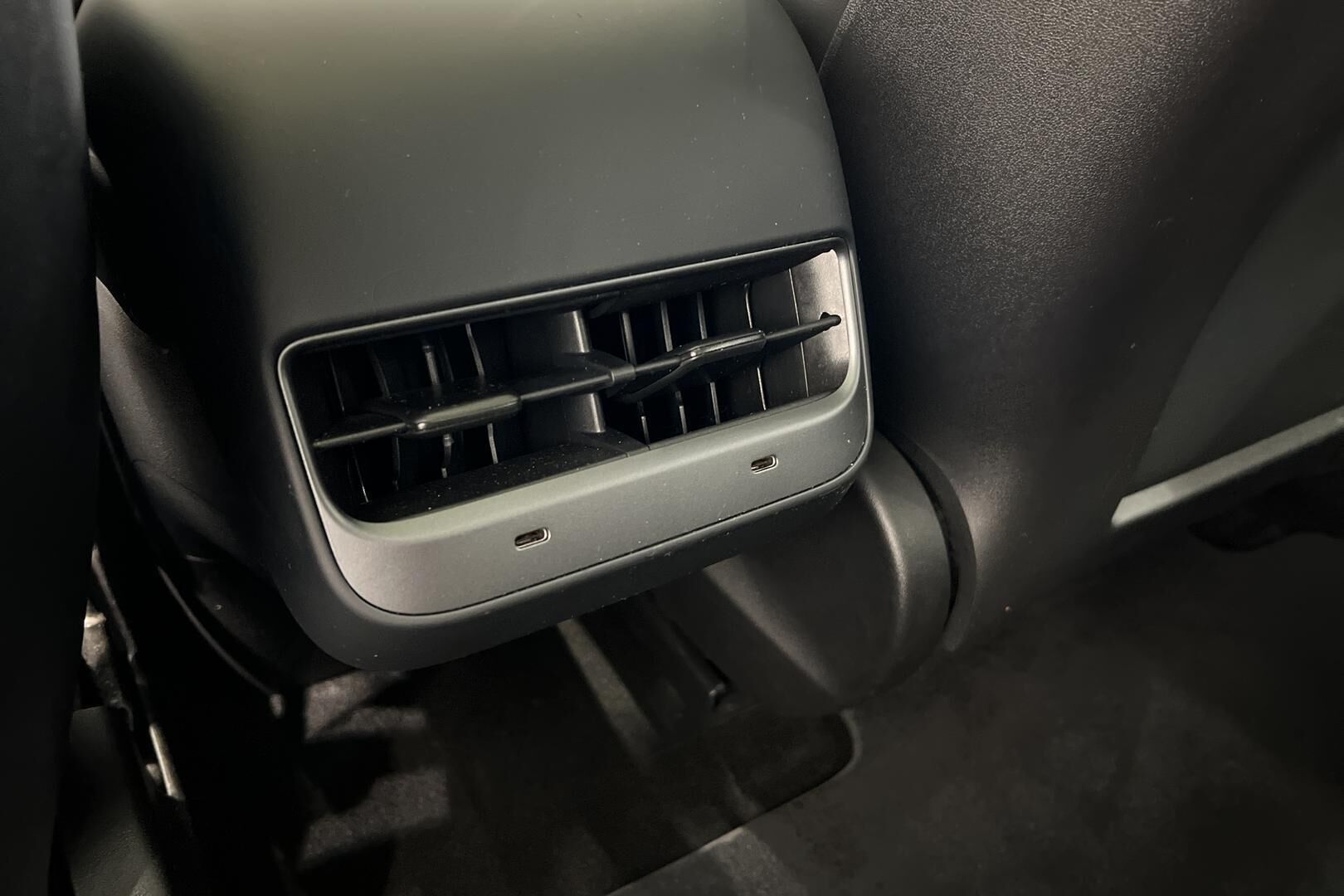 Tesla Model 3 iso kuva 31