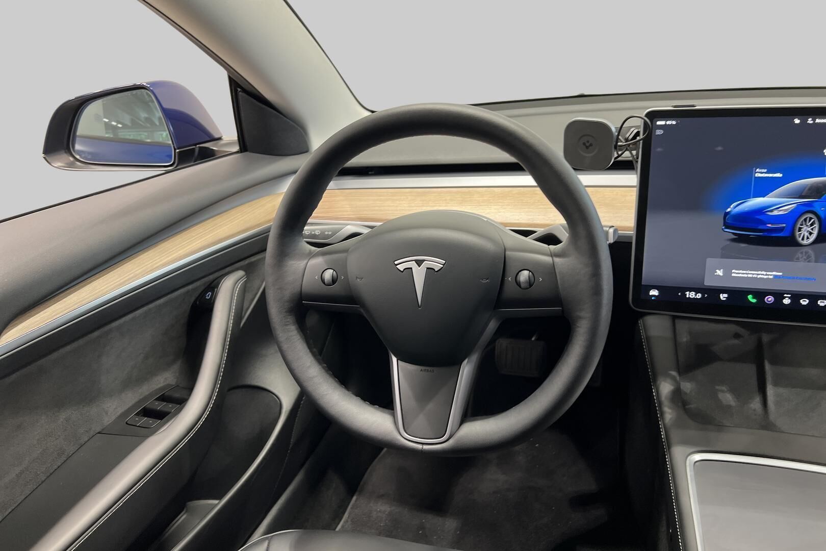 Tesla Model 3 iso kuva 32