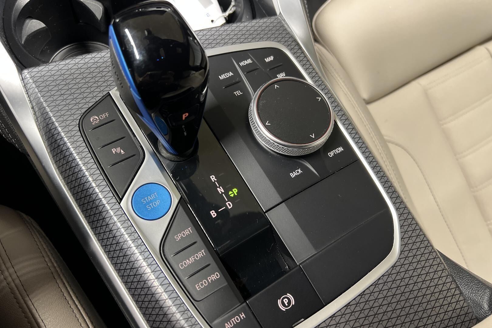 BMW i4 iso kuva 16