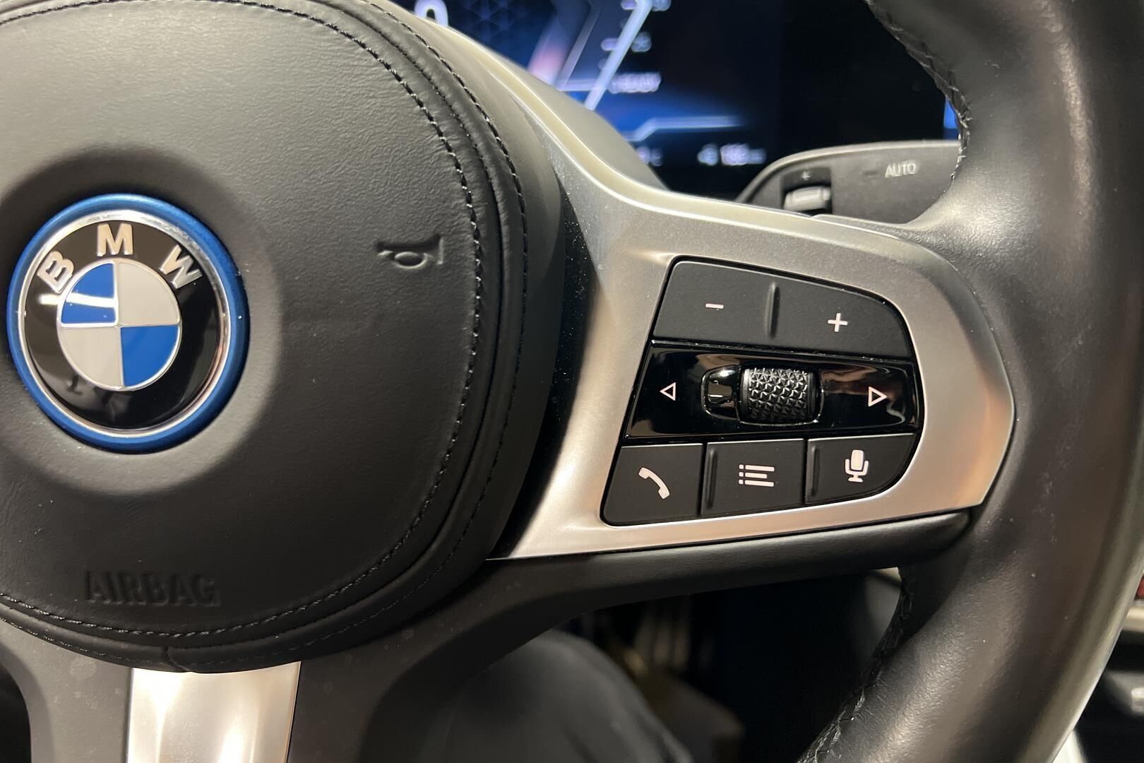 BMW i4 iso kuva 18