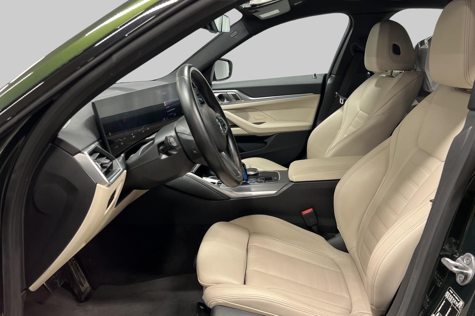 BMW i4 iso kuva 8