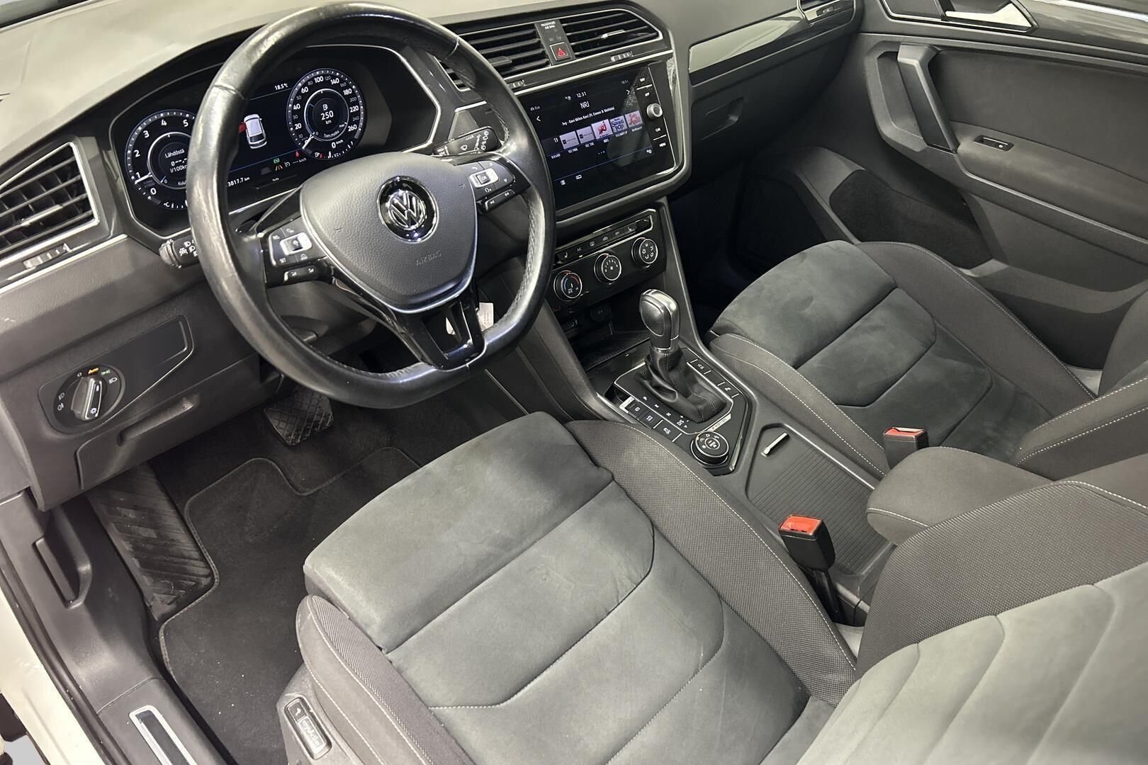 Volkswagen Tiguan iso kuva 9