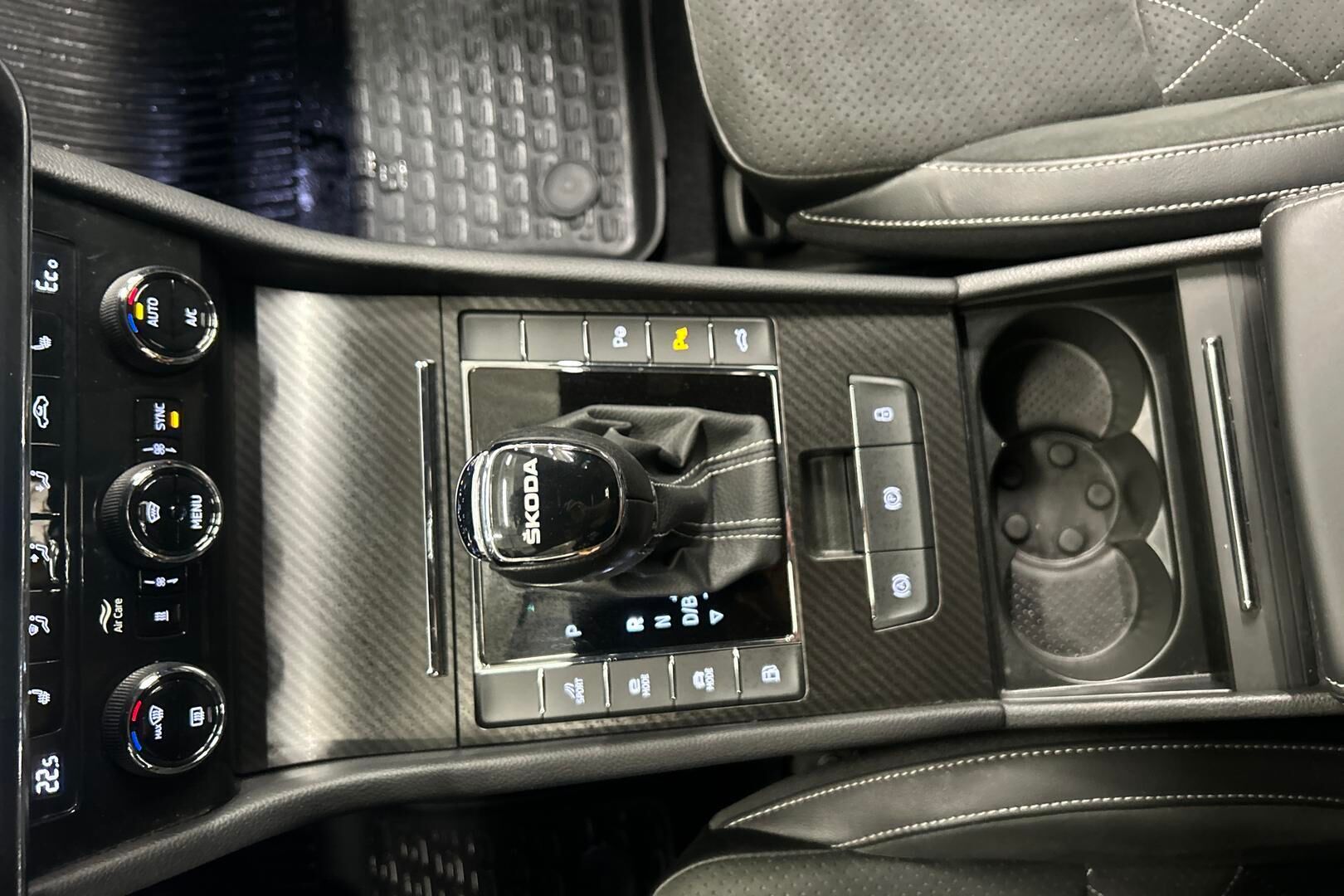Skoda Superb iso kuva 15