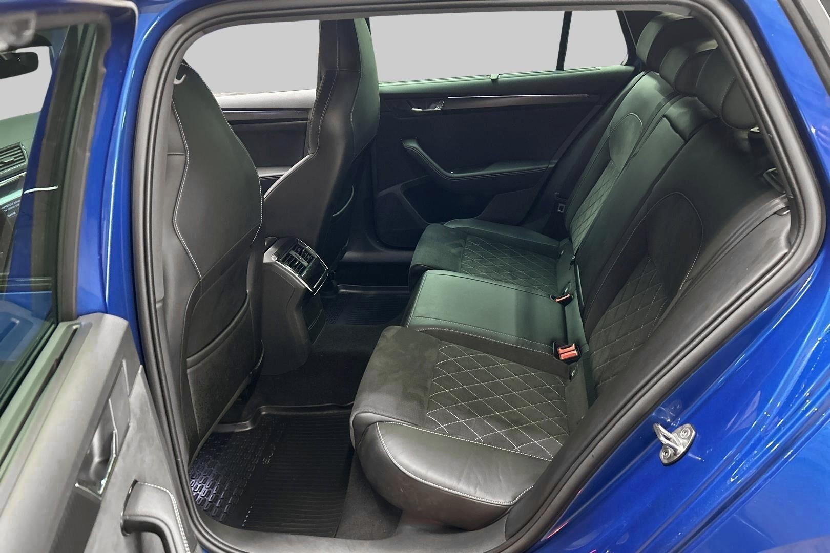 Skoda Superb iso kuva 9