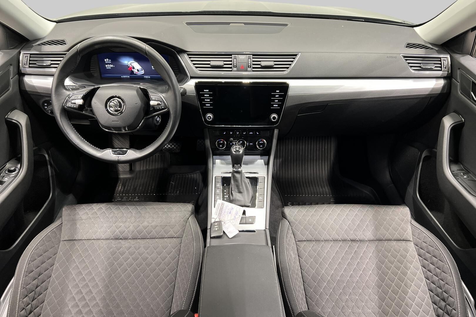 Skoda Superb iso kuva 10