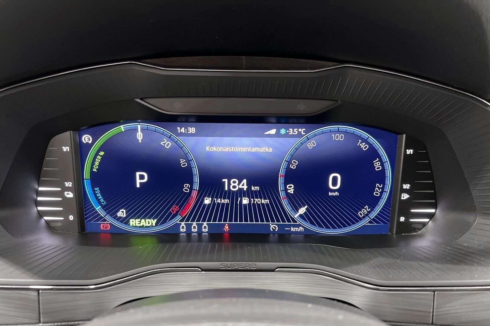 Skoda Superb iso kuva 13