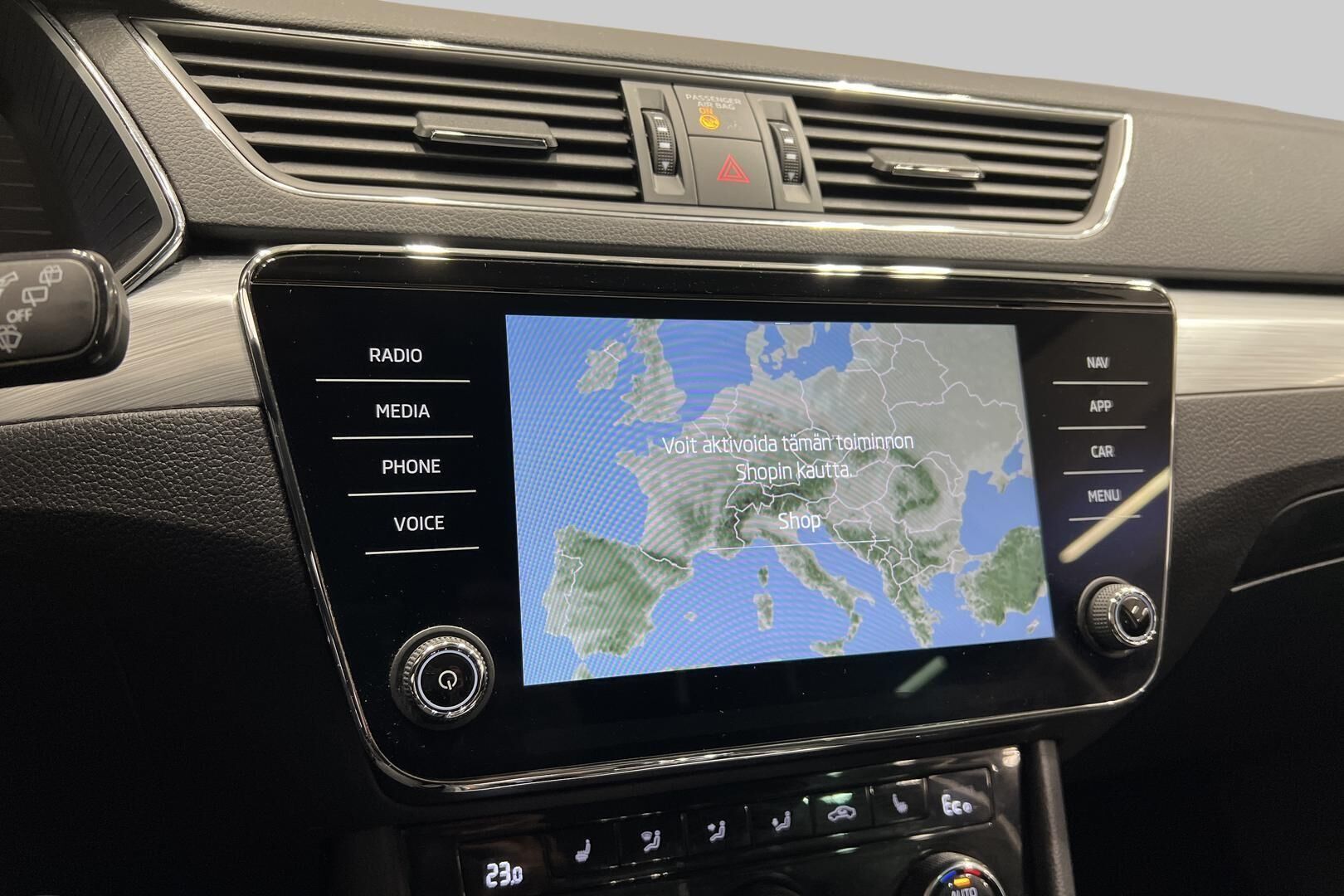 Skoda Superb iso kuva 14