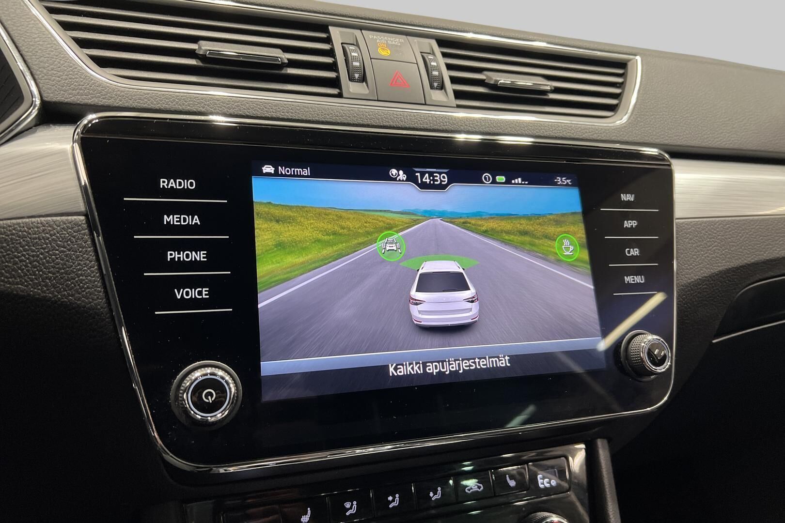 Skoda Superb iso kuva 17