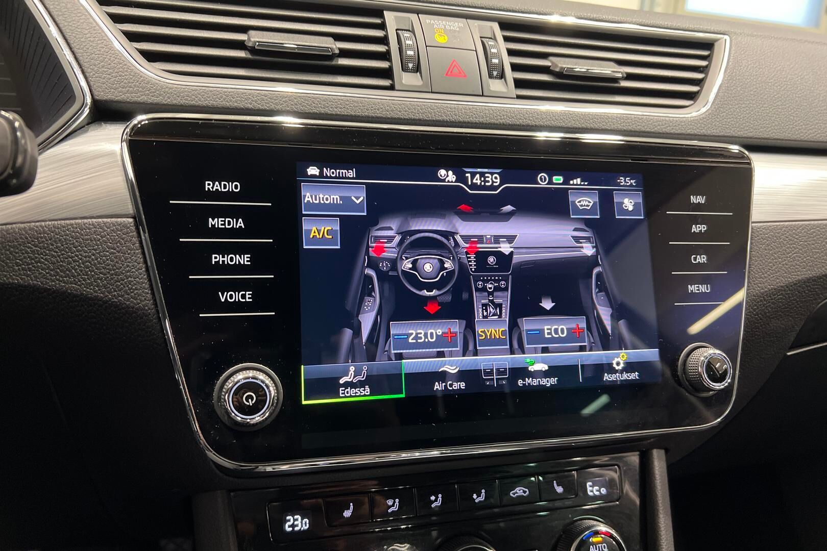 Skoda Superb iso kuva 18