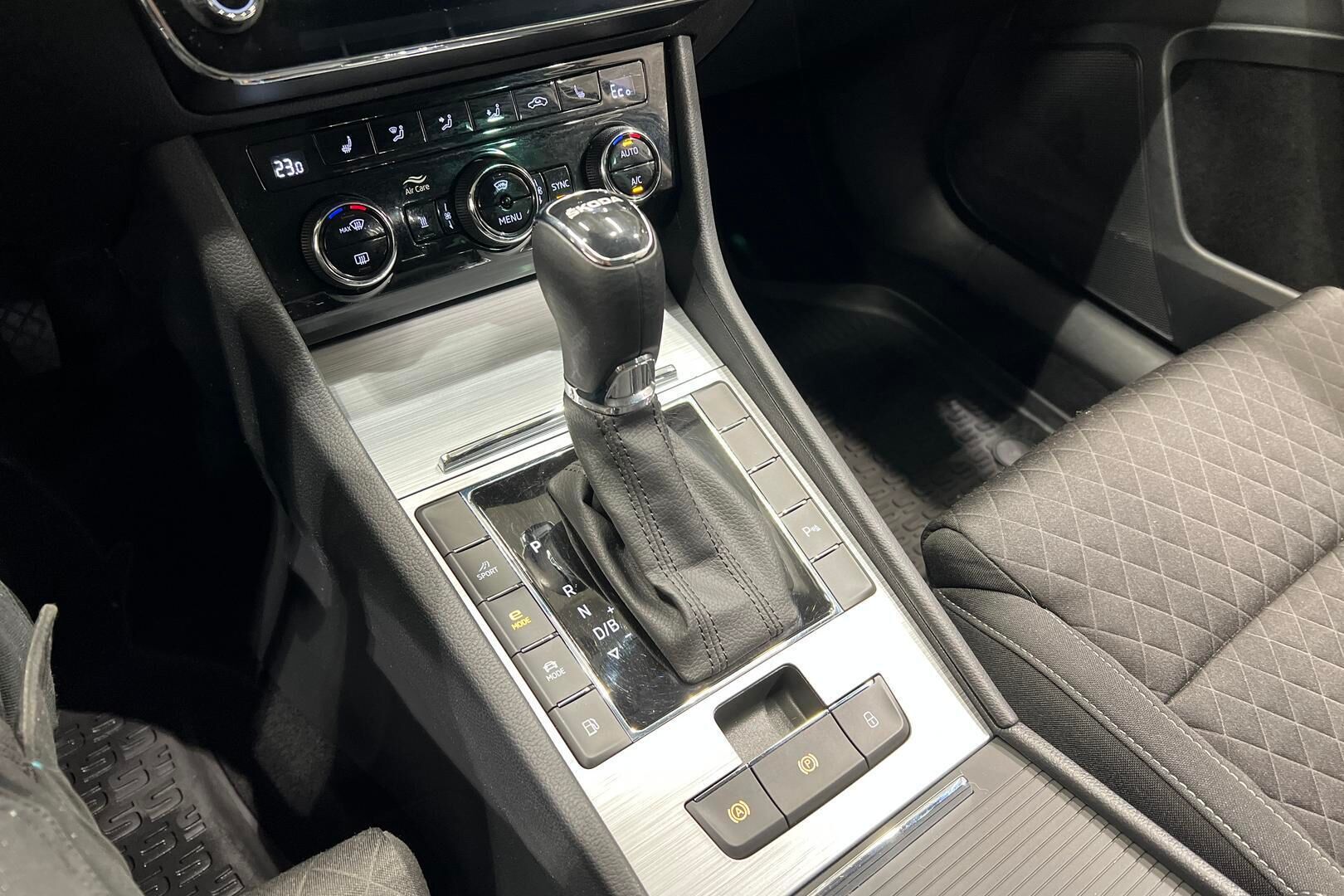 Skoda Superb iso kuva 20