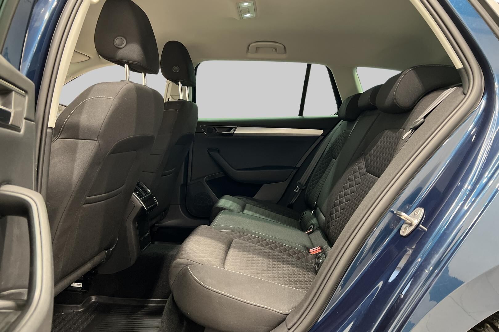 Skoda Superb iso kuva 9