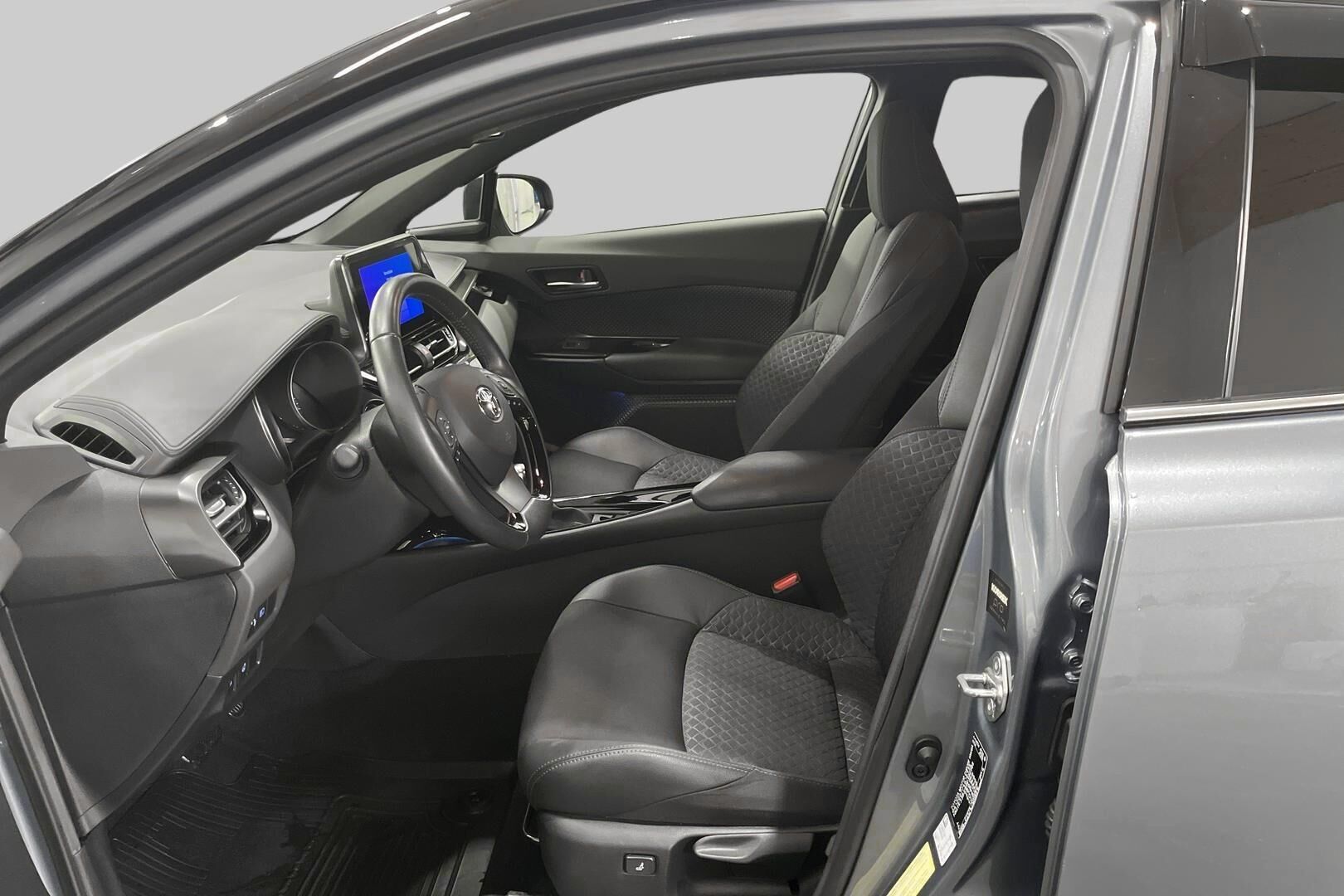 Toyota C-HR iso kuva 8