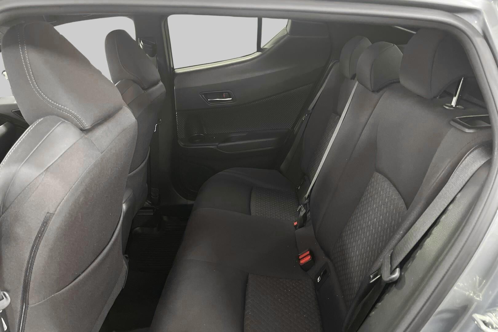 Toyota C-HR iso kuva 9