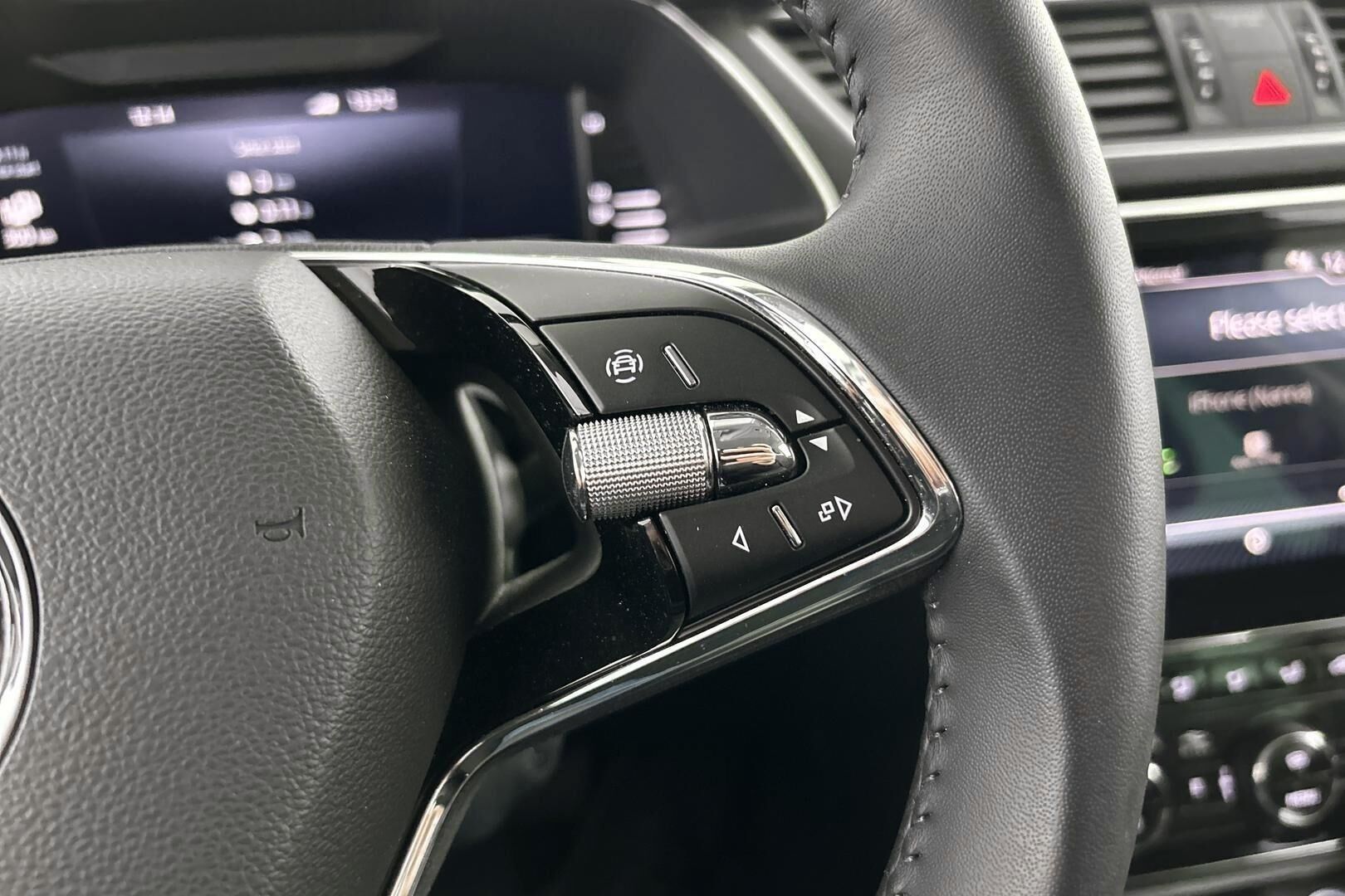 Skoda Superb iso kuva 14