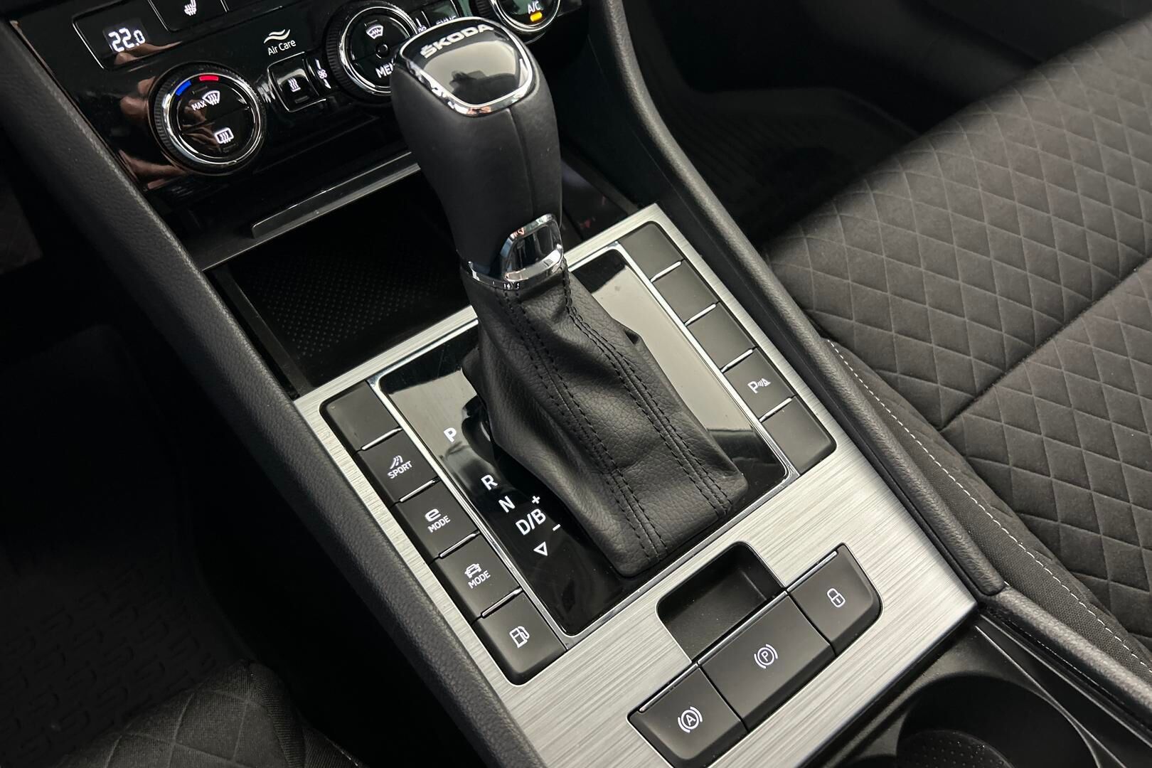 Skoda Superb iso kuva 25