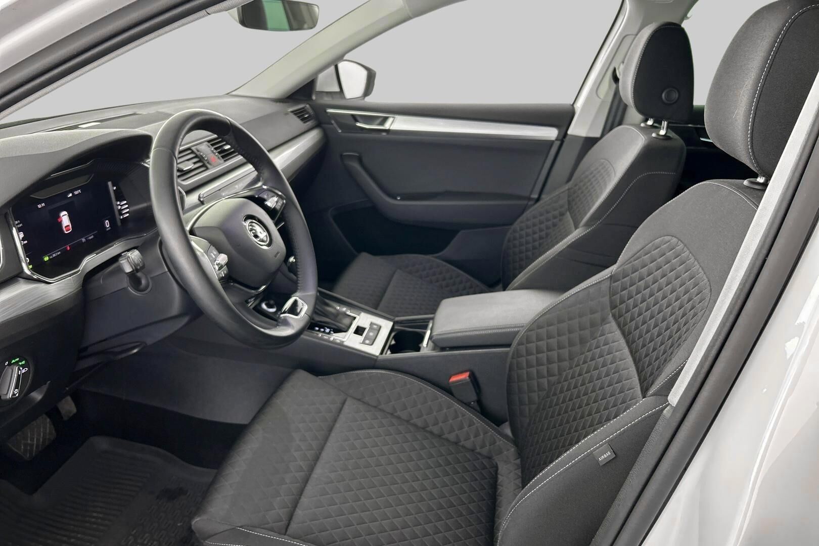 Skoda Superb iso kuva 8