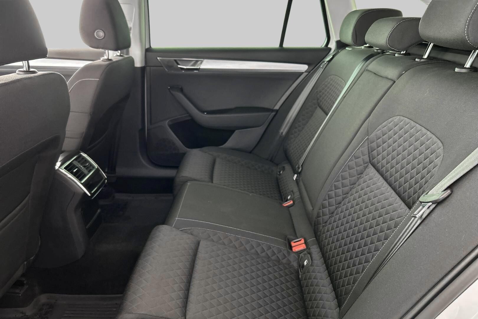 Skoda Superb iso kuva 9