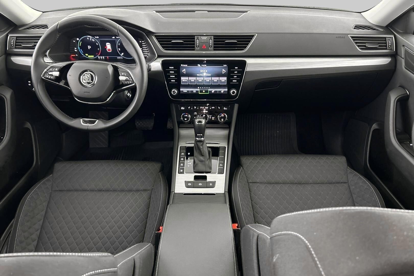Skoda Superb iso kuva 10