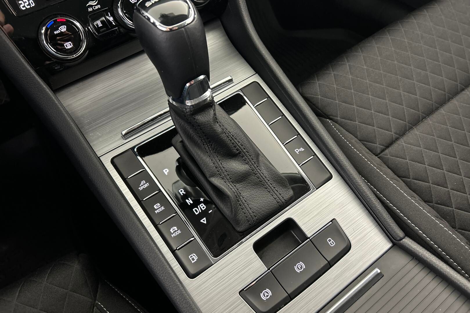 Skoda Superb iso kuva 19