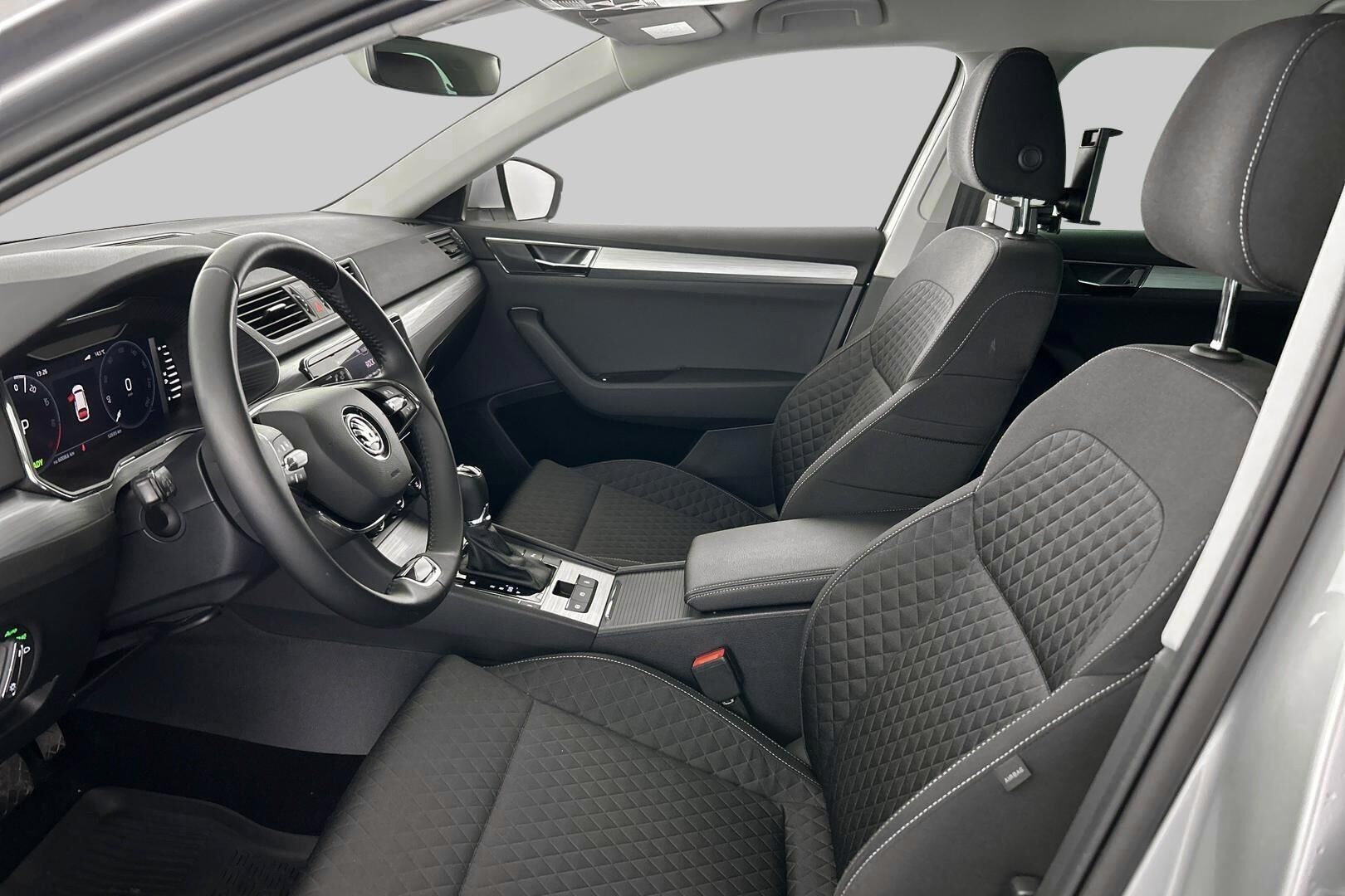 Skoda Superb iso kuva 8