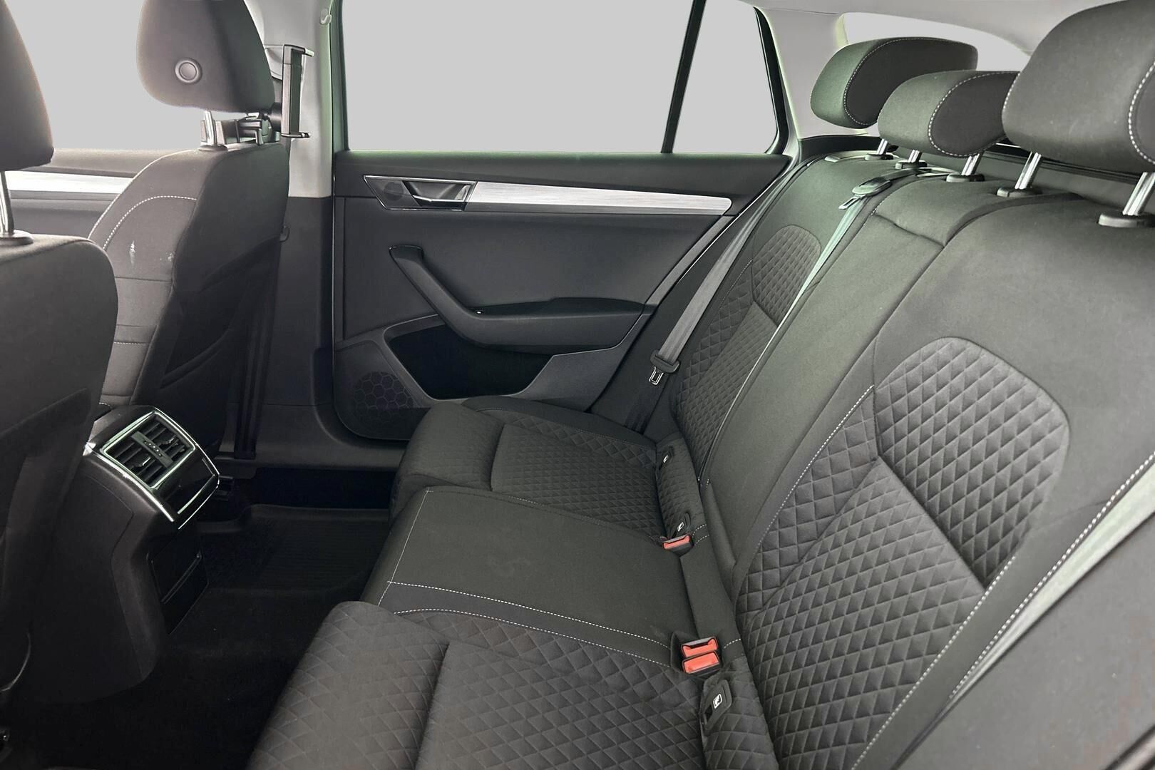 Skoda Superb iso kuva 9