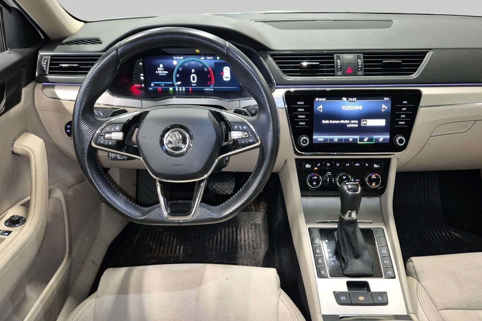 Skoda Superb iso kuva 2